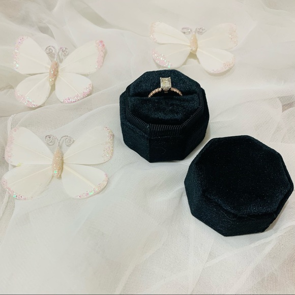 Black Velvet Ring Box Octagon Shape Single Slot - Picture 1 of 1